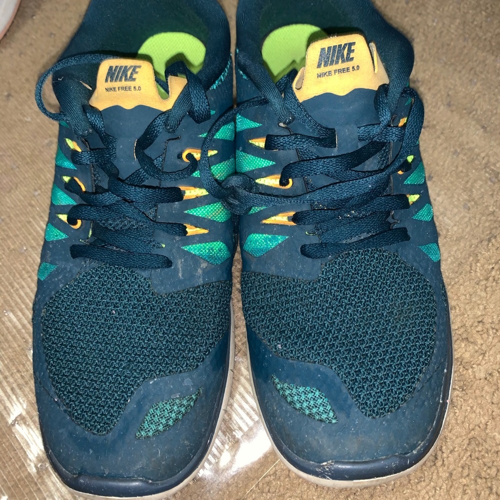 NIKE FREE RUNS